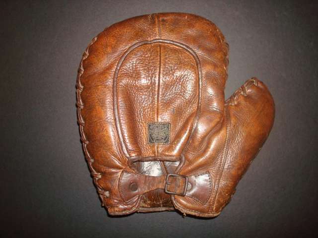 Early 1900's Spalding Dark Brown Crescent Basemitt Back